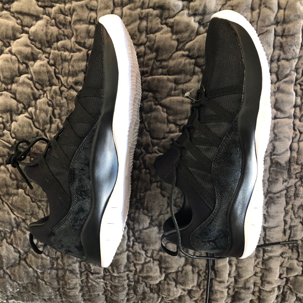 JORDAN’s women black running shoes